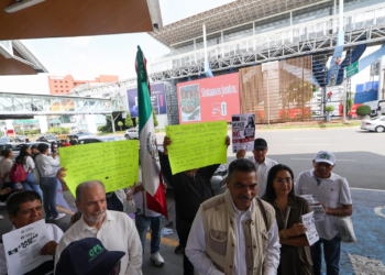 Jubilados de la CFE protestan en el AICM: exigen mejoras a sus pensiones