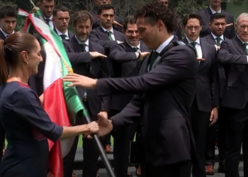 Sheinbaum abanderó a la Selección Mexicana en el CAR: “Vamos por el Mundial”