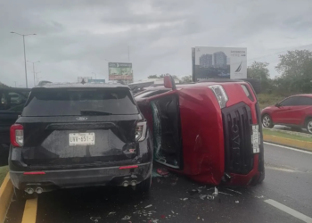 Aparatoso accidente termina en volcadura sobre el bulevar Colosio 1 Aparatoso accidente termina en volcadura sobre el bulevar Colosio