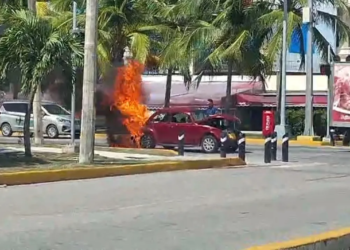 Falla mecánica provoca incendio de Vocho frente a Plaza de Toros en Cancún