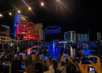 Cancún rompe récord nacional con espectacular show de 1,250 drones 3 Cancún