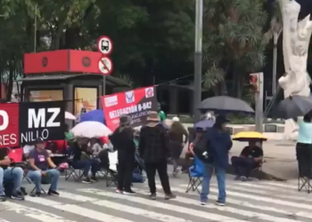 Conductora estalla por bloqueo de la CNTE 4 Conductora estalla por bloqueo de la CNTE