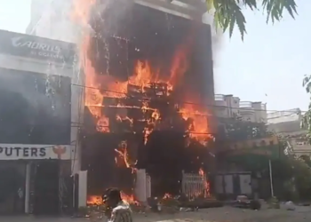 Estudiantes saltan para sobrevivir en incendio 1 Estudiantes