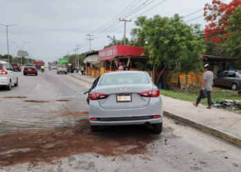 Conductor queda prensado tras estrellarse contra autobús en la López Portillo