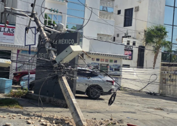 Autobús de Autocar derriba tres postes en la avenida Cobá y provoca daños a vehículos