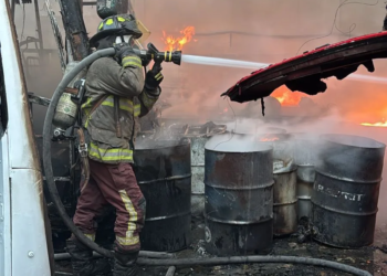 Voraz incendio consume autobuses en encierro Del Valle en #Cancún 3 Voraz incendio consume autobuses en encierro Del Valle en #Cancún