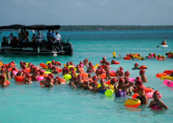 Mil 595 atletas toman el reto del XX Maratón de Aguas Abiertas Bacalar Pueblo Mágico 2 Mil 595 atletas toman el reto del XX Maratón de Aguas Abiertas Bacalar