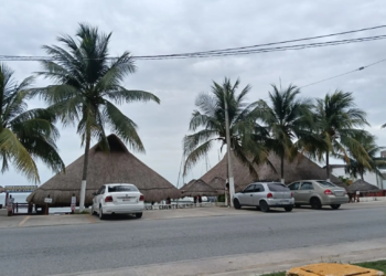 La playa en disputa: el conflicto que amenaza empleos y negocios en una de las zonas turísticas de Cancún