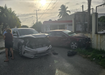 Se impacta contra vivienda tras fuerte choque en la Supermanzana 103 de #Cancún 3 Se impacta contra vivienda tras fuerte choque en la Supermanzana 103 de #Cancún