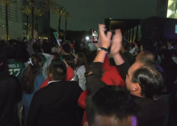 Aficionados mexicanos generan polémica al hacer ruido frente al hotel de la Selección de Ecuador 2 Aficionados mexicanos generan polémica al hacer ruido frente al hotel de la Selección de Ecuador