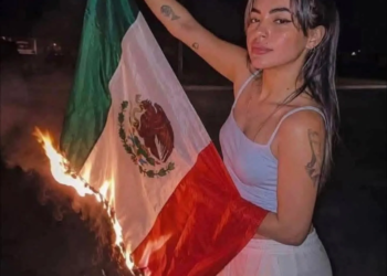 Cubana quema bandera de México en Cancún y desata indignación en redes sociales