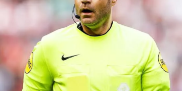 Fallece Rob Dieperink, árbitro neerlandés quien fue excluido del mundial 2026