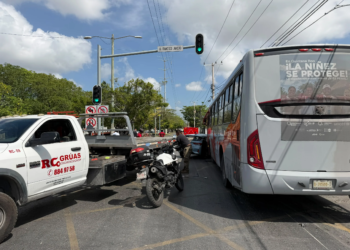 Choque entre autobús y automóvil deja siete lesionados en la avenida Kabah 2 Choque entre autobús y automóvil deja siete lesionados en la avenida Kabah