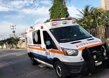 Choque entre automóvil y motocicleta deja dos lesionados en Arco Norte de Cancún 2 Choque entre automóvil y motocicleta deja dos lesionados en Arco Norte de Cancún