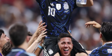 Messi lidera otra remontada épica y Argentina elimina a Inglaterra