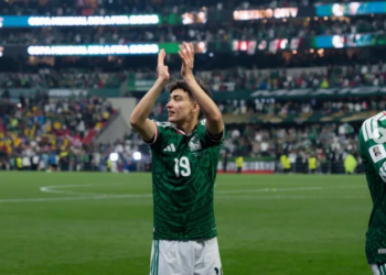 El niño “tapó” a Gilberto Mora antes del partido