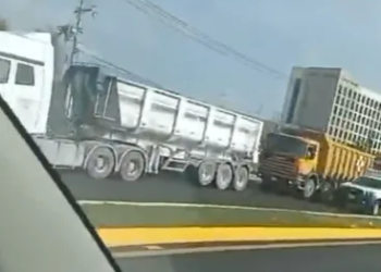 Paro de transportistas genera tráfico sobre la Colosio en Cancún 4 Paro de transportistas genera tráfico sobre la Colosio en Cancún