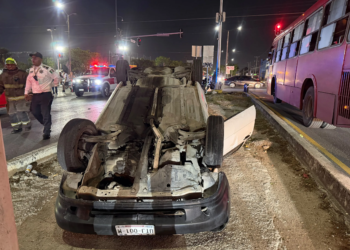 Conductor se Mustang provoca volcadura en la avenida Kabah de #Cancún 1 Conductor se Mustang provoca volcadura en la avenida Kabah de #Cancún