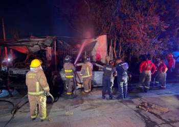 Incendio con presuntas bombas molotov consume vehículos en un taller mecánico 4 Incendio con presuntas bombas molotov consume vehículos en un taller mecánico