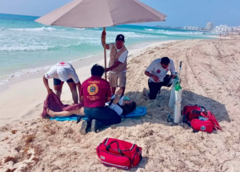 Rescatan a 2 personas arrastradas por la corriente en Playa Delfines 6 Rescata Protección Civil a 2 personas arrastradas por la corriente en Playa Delfines
