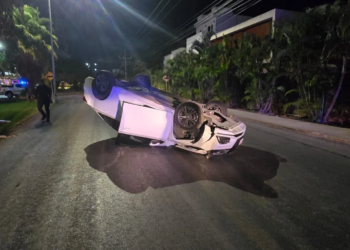 Vuelca auto en la Huayacán y conductor abandona la unidad tras derribar un poste 3 Vuelca auto en la Huayacán y conductor abandona la unidad tras derribar un poste