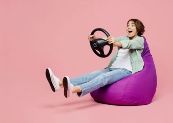 Rentar auto siendo menor de 24 años cuesta hasta 60% más: Firefly lo cambia con un cargo fijo de 100 pesos