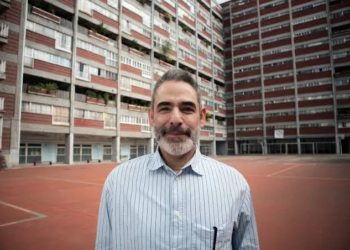 Fernando Eimbcke le quita el micrófono a un asistente
