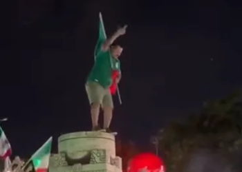 ¡Héroe patrio! Aficionado yucateco festeja triunfo de México al estilo de "Juan Escutia" 1 ¡Héroe patrio! Aficionado yucateco festeja triunfo de México al estilo de "Juan Escutia"