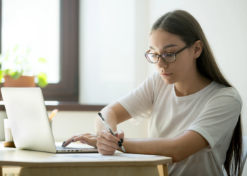 Así operan las redes que cobran hasta 26 mil pesos por aprobar el examen de la UNAM
