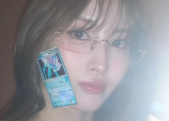 Momo de TWICE sorprende al retirar valiosa carta Pokémon de su protector 2 Momo de TWICE sorprende al retirar valiosa carta Pokémon de su protector
