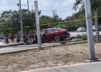 Tesla derriba dos postes y deja sin luz a decenas de familias en Cancún