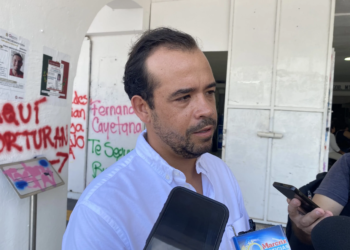 Dictaminan medidas a turista que manipuló tortugas marinas en Cancún
