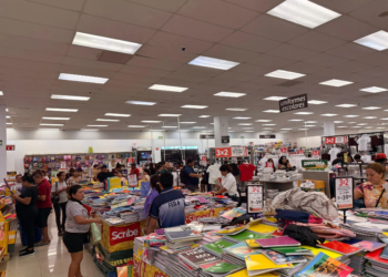 Fiebre de compras en El Crucero: Tienda Del Sol abarrota pasillos con oferta de 3×2