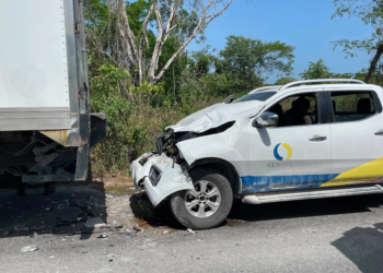 Camioneta se estrella contra camión de carga en la carretera GasAuto