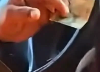 Exhiben a chofer de combi en Cancún por retener cambio de pasaje e insultarlos 1 Exhiben a chofer de combi en Cancún por retener cambio de pasaje e insultarlos