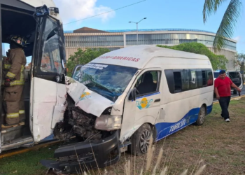 Combi da vuelta prohibida y provoca aparatoso choque en Cancún 3 Combi da vuelta prohibida y provoca aparatoso choque en Cancún