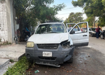 Se da a la fuga tras chocar 2 autos pero dueños lo atrapan 5 Se da a la fuga tras chocar 2 autos pero dueños lo atrapan
