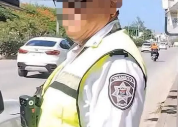 ¿Adorno u obstrucción? Captan a Tránsito en Cancún con la cámara corporal tapada 1 ¿Adorno u obstrucción? Captan a Tránsito en Cancún con la cámara corporal tapada
