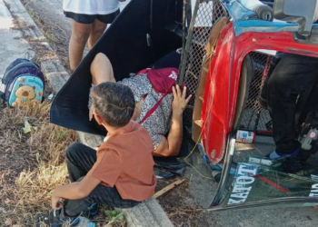 Camioneta impacta mototaxi en donde iban su abuela y su nieto