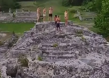 Atentan contra el patrimonio maya: Jóvenes extranjeros escalan vestigios en El Rey