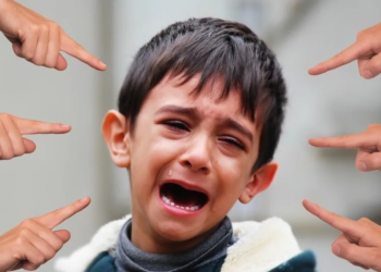 “Tú no me puedes hacer nada porque soy niña”: Madre autoriza a su hijo a defenderse