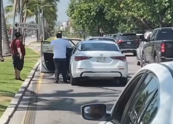 De carreritas a los golpes: Taxista y particular provocan accidente y riña en la Zona Hotelera 7 De carreritas a los golpes: Taxista y particular provocan accidente y riña en la Zona Hotelera