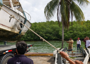 Sacan del agua barcos abandonados en Nichupté; así buscan recuperar la laguna de Cancún 1 Sacan del agua barcos abandonados en Nichupté; así buscan recuperar la laguna de Cancún