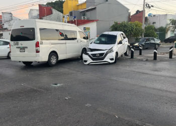 Fuerte accidente entre transporte federal y auto en Cancún 2 Fuerte accidente entre transporte federal y auto en Cancún