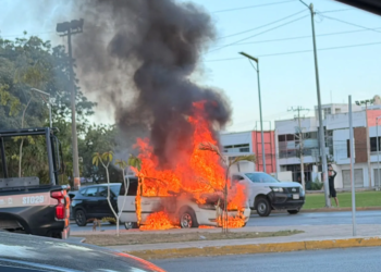 Camioneta se incendia en Santa Fe; bomberos sofocan las llamas 2 Camioneta se incendia en Santa Fe; bomberos sofocan las llamas