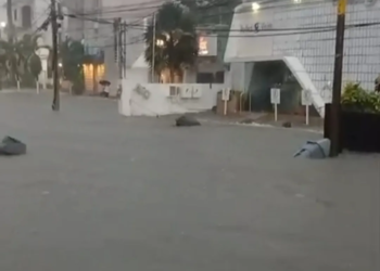 Cancún amanece bajo el agua; lluvias provocan encharcamientos