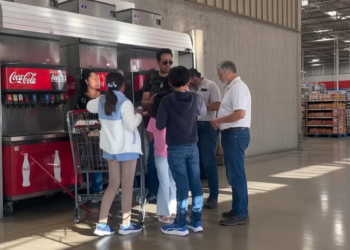 “No que un México sin hambre Claudia”: Cliente llena dos garrafones de refresco en Costco