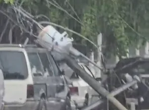 Lluvias derriban poste de la CFE y aplastan vehículos en Cancún