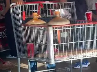 ¡Llena 2 garrafones de refresco en Costco! ¿Abuso o dentro del consumo?