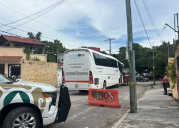 Camión de Mayan Bus derriba cableado y deja sin luz a vecinos de la Unidad Morelos en Cancún 4 Camión de Mayan Bus derriba cableado y deja sin luz a vecinos de la Unidad Morelos en Cancún
